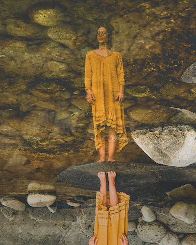 Mujer frente al espejo con mirada serena – ritual diario sin juicio