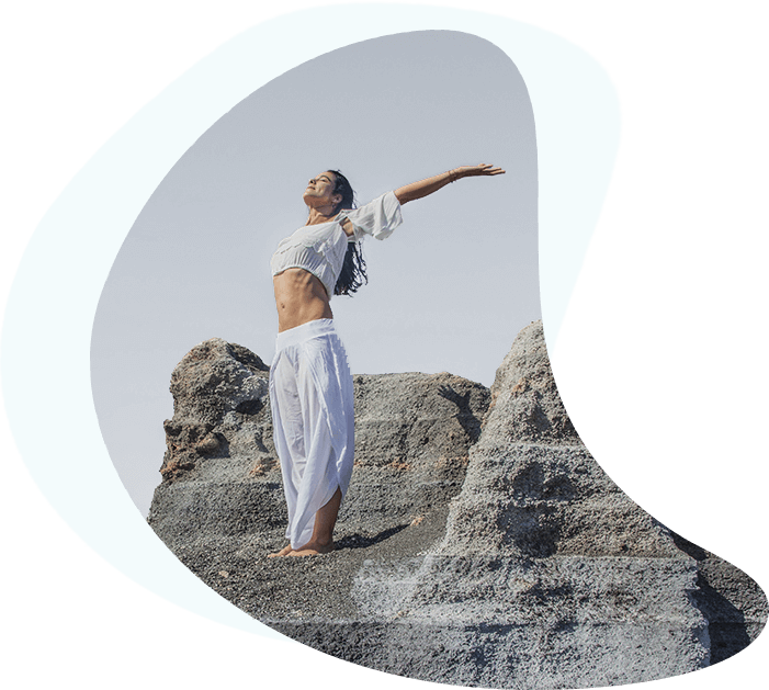 Mujer meditando al aire libre – Método Inneris