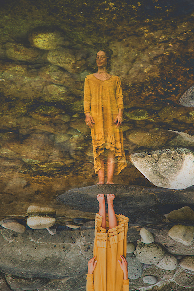 Mujer frente al espejo con mirada serena – ritual diario sin juicio